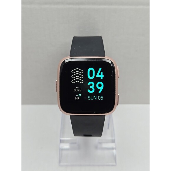 Fitbit Versa FB504 Smartwatch Fitness Heart Rate Bluetooth Activity W/ Charger - Picture 1 of 12